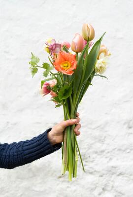 10 способов как оригинально подарить девушке цветы
