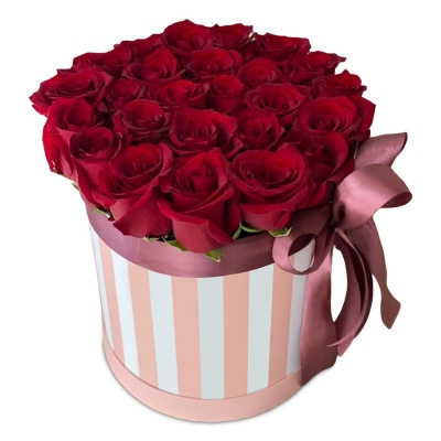 Красные розы в коробке — Цветы SFlower – доставка цветочных букетов в Хабаровске. У нас цветы можно купить или заказать с доставкой круглосуточно — 1013f54d