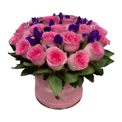 Ирисы и розы в шляпной коробке — Цветы SFlower – доставка цветочных букетов в Хабаровске. У нас цветы можно купить или заказать с доставкой круглосуточно — 19ccf045