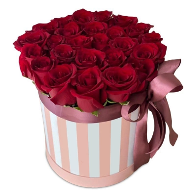 Красные розы в коробке — Цветы SFlower – доставка цветочных букетов в Хабаровске. У нас цветы можно купить или заказать с доставкой круглосуточно — 