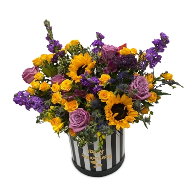 Композиция в коробке из подсолнухов, роз и матиоллы  — Цветы SFlower – доставка цветочных букетов в Хабаровске. У нас цветы можно купить или заказать с доставкой круглосуточно — 