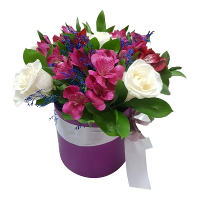 Композиция в коробке из роз и альстромерий  — Цветы SFlower – доставка цветочных букетов в Хабаровске. У нас цветы можно купить или заказать с доставкой круглосуточно — 