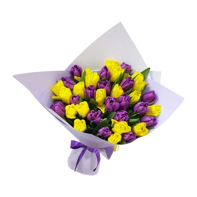 Букет из желтых и фиолетовых тюльпанов — Цветы SFlower – доставка цветочных букетов в Хабаровске. У нас цветы можно купить или заказать с доставкой круглосуточно — 